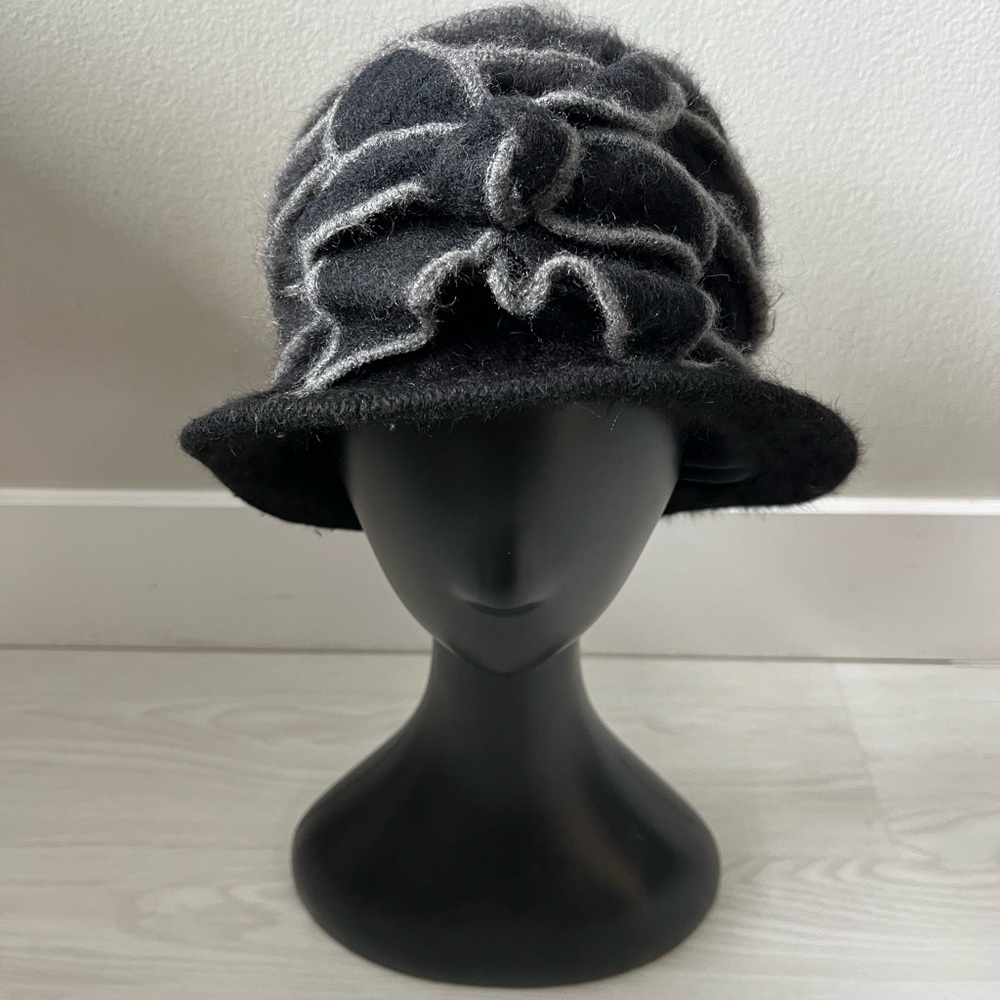 Wool Black Cloche Hat with Bow design - Picture 7 of 7